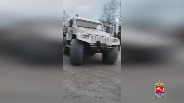 Несколько часов магаданские полицейские спасали людей, застрявших на берегу реке из-за паводка