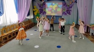 "Танец с кубиками" Евтодьевой Аллы / малыши и ясли/