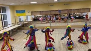 Новогодний танец средней группы  "Гарного настрою"