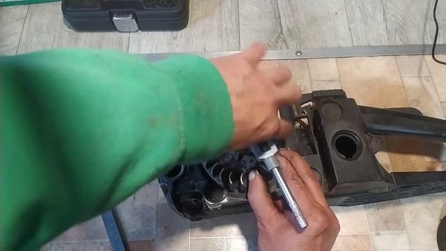 Как снять магнит бензопилы, примитивный съёмник.