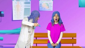 Песенка про Щекотка Девочка Полицейский - Макс и Песни для детей