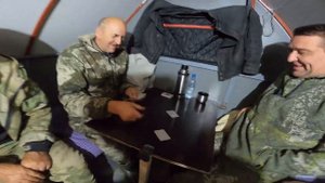 Ночевка в глухой тайге, волки бродят вокруг лагеря.