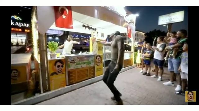 танцующий Продавец мороженого, ЗАГОРЕЛЫЙ ТАНЦОР смотреть онлайн