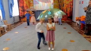 "Танец с зонтиками" Евтодьевой Аллы / старшая гр/
