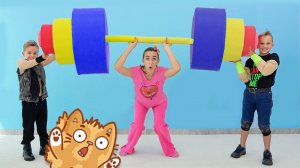 Влад и Ники становятся сильными с помощью надувной полосы препятствий! Видео для детей.