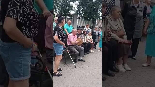 Песни и танцы под гармонь в парке Гомеля. смотреть онлайн