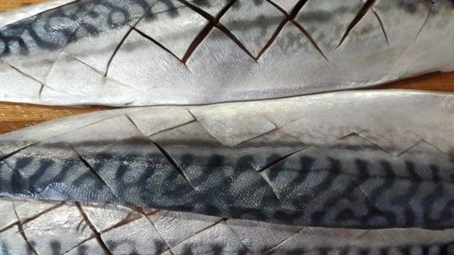 Скумбрия запечённая с луком