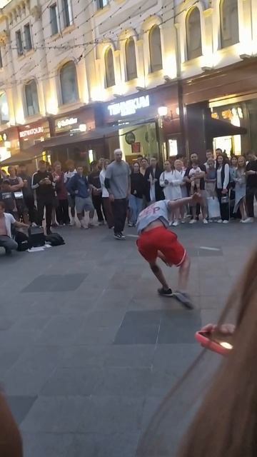 ЧТО ОН ТВОРИТ НА ОДНОЙ РУКЕ!!!   #shorts смотреть онлайн