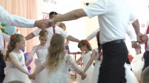 Танец пап и дочерей на выпускном в детском саду! Супер)