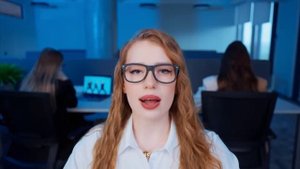 Поли танцует под музыку мама