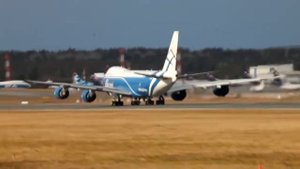 Взлет Boeing 747-867F AirBridgeCargo в международном аэропорту Крас