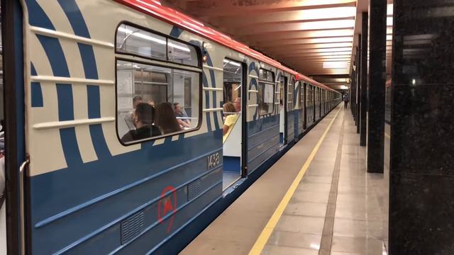 81-717/714.5М и 81-717.5/714.5М Перекраска Московский транспорт На станции Каширская