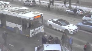 Волгоград. Легковушка лоб в лоб влетает в троллейбус