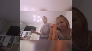 видос как мы с моей новой подругой снимаем ролик где мы дегустируем разные вкусняшки и жвачки