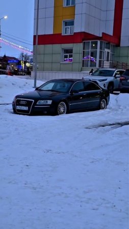 Черная Audi A8 Long