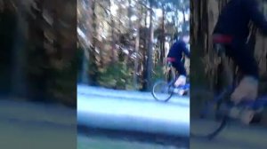 Парень разбился падая с велосипеда