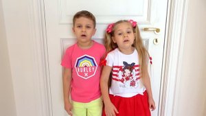 Диана и Рома Диана притворяется, что играет с супер-аквариумом