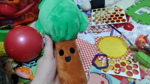 играем в мягкую игрушку спрунки дерево для детей