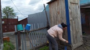 Снова прополка.Занялась покраской туалета😊