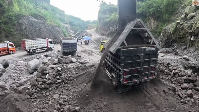 Строительство, экскаватор копает чёрный песок