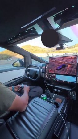 Геймер катается на Tesla Cybertruck в GTA 5 пока его собственный Cybertruck везёт его на автопилоте