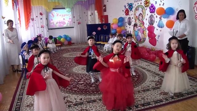 Танец на 8 марта для девочек "Божья коровка" смотреть онлайн