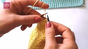 Простой узор спицами из лицевых и изнаночных петель. Вязание узоров спицами видео урок.