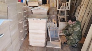 Улей Дадан 10-ти рамочный, высокое сетчатое дно, крыша плоская с выносом