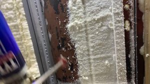 Нанесение напыляемой пены на металлическую стену (тер