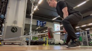 Боковой выпад лэндмайн с грифом внизу (Landmine Side-to-side lateral squat)