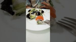 я ем ролы и оцениваю их