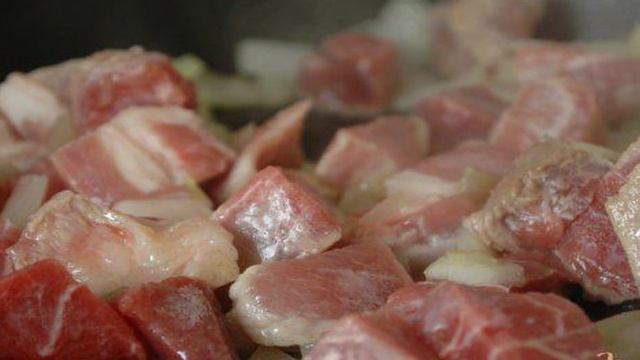 Телятина, тушенная с грибами в пиве