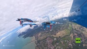 لقطات من قمرة قيادة فريق "فرسان روسيا" أثناء تنفيذه الألعاب البهلوانية في أجواء ماليزيا