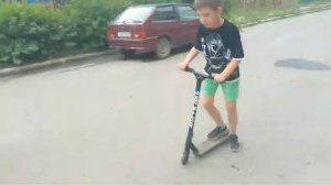 Как делать трюк спин на трюковом самокате