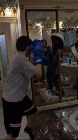Мощная работа на лапах Давид Быдин (Подпишись на наш канал и ставь лайк)#бокс #boxing #russia #ufc