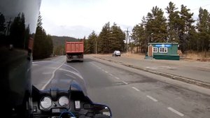 Приветствие мотоциклиста сотрудником ГИБДД