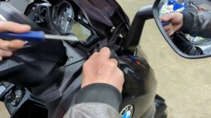 Как добраться до АКБ на BMW C650 Sport