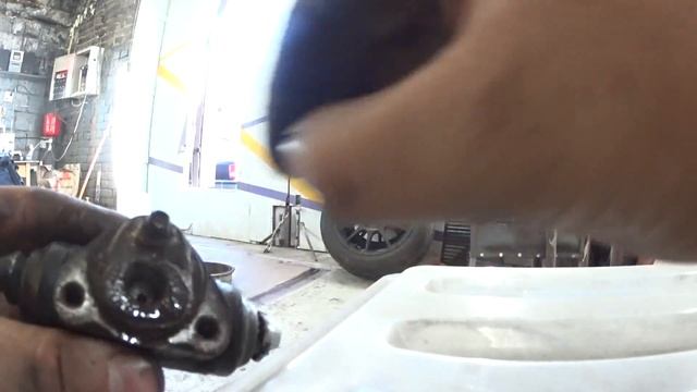 Гаражный лайв. Меняю задние тормозные цилиндры на ВАЗ смотреть онлайн