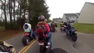 Девушка упала с мотоцикла на колесо