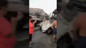 Шок: фура врезалась во внедорожник и влетела в частный