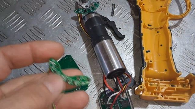 Акумуляторний секатор DeWalt(Китай)  включается, но нет з?