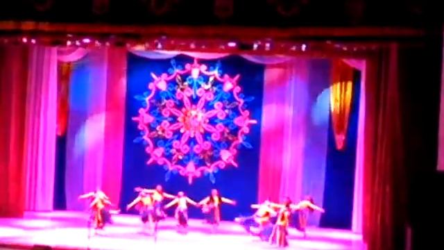 Весенний танец от МанхетТена