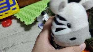 играем в детскую музыкальную погремушку игрушку зебру для малышей