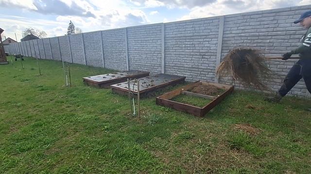 Новая грядка. Работы в саду.