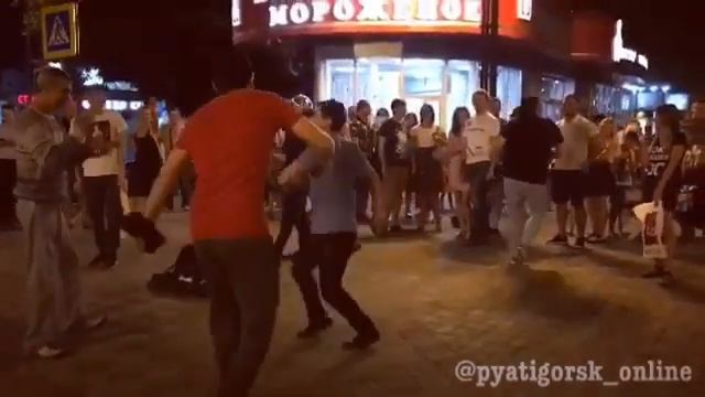 Летние танцы горожан собрали огромную толпу на улице Пятигорска