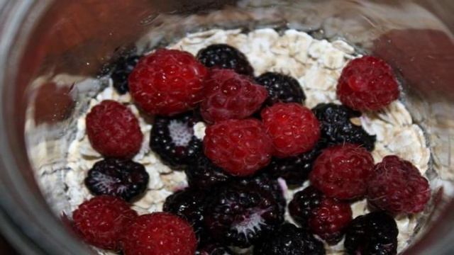 банка с овсянкой и ягодами на столе