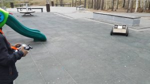 Артем управляет "Клопом" на улице