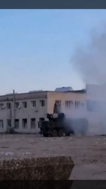 ЗРПК"ПанцирьС1"ведет стрельбу ракетами по низколетящим целям.Одна из ракет проносится над снимавшим…