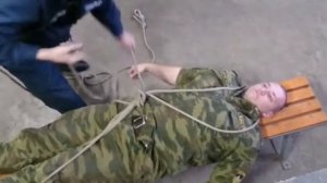 #вязка двойной спасательной петли с одеванием его на спасаемого