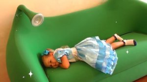 Диана и Рома - Диана помогает маме с уборкой